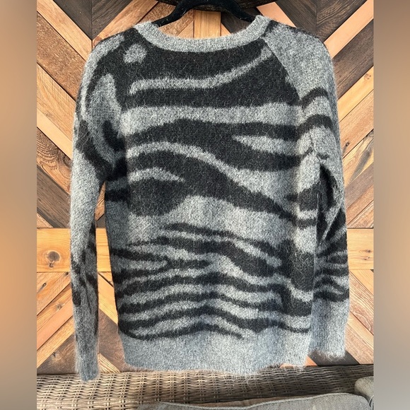 GERARD DAREL
Grey Zebra Print Sweater Size 2 - Picture 10 of 10